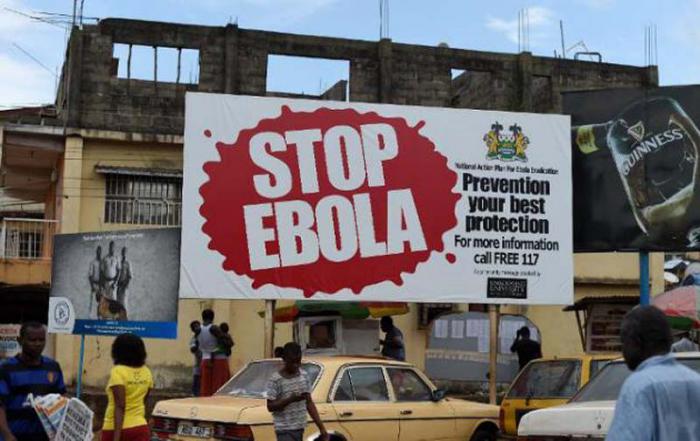 Un cartel publicitario abogando por la prevención del ébola en una calle de Freetown, capital de Sierra Leona.  