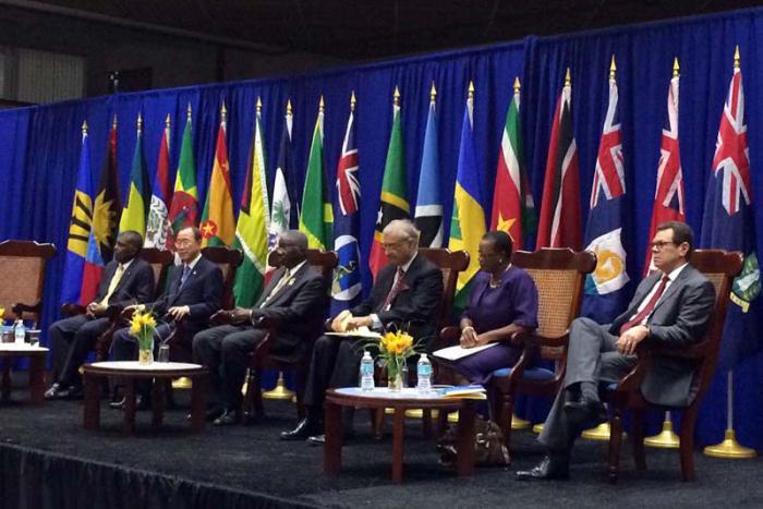 El secretario General de la ONU, Ban Ki.mon (segundo a la izquierda) en Bridgetown, Barbados, para la Cumbre de la Caricom 2015.