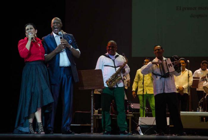Concierto de los dominicanos Johnny Ventura, Maridalia y la orquesta La Gallera, bajo la direccion del maestro Jochy Sánchez, en el Teatro Heredia de Santiago de Cuba y como parte del 35 Festival del Caribe.