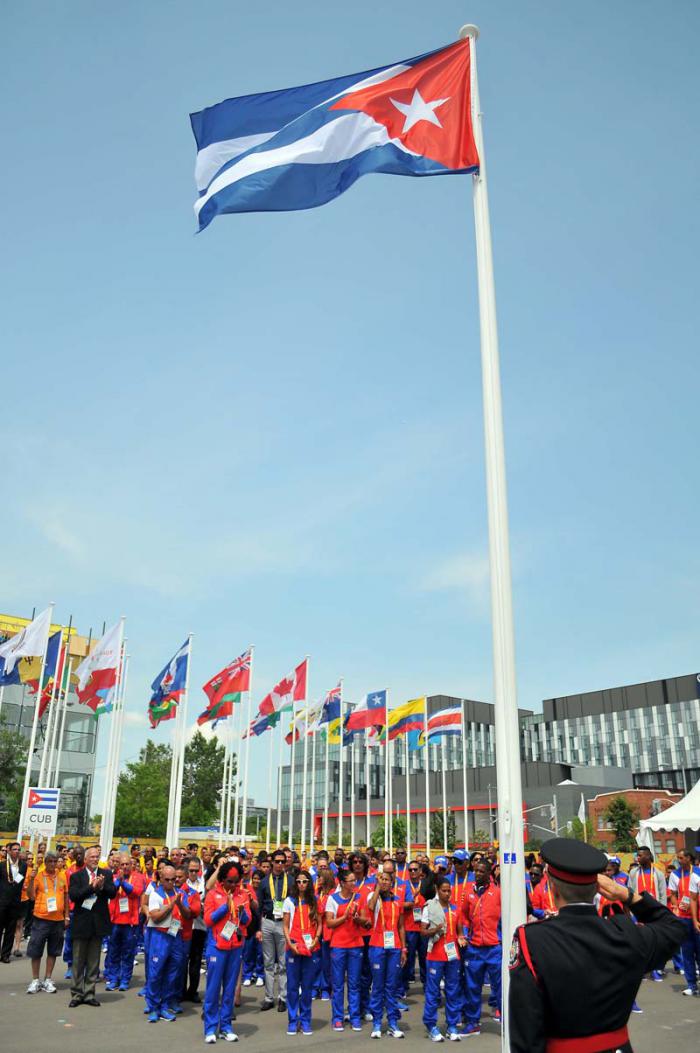 Recorrido por la zona internacional de la villa panamericana e izamiento de la bandera cubana atletas y federativos