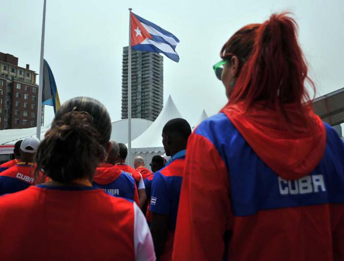Recorrido por la zona internacional de la villa panamericana e izamiento de la bandera cubana atletas y federativos