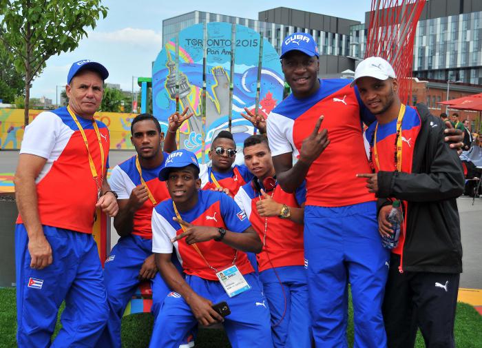 Recorrido por la zona internacional de la villa panamericana e izamiento de la bandera cubana atletas y federativos, integrantes del equipo de boxeo