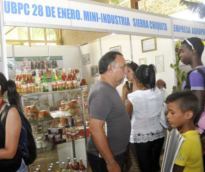 Inaugurada Expo Feria de La Habana en el recinto Ferial de Expo Cuba, con la presencia de la Primera Secretaria del PCC en la Capital y Miembro del Buró político Mercedes López Acea, la que recorrió las áreas expositivas juntas a otros dirigentes del partido, la capital y el MININT.
Están de la UBPC 28 de enero