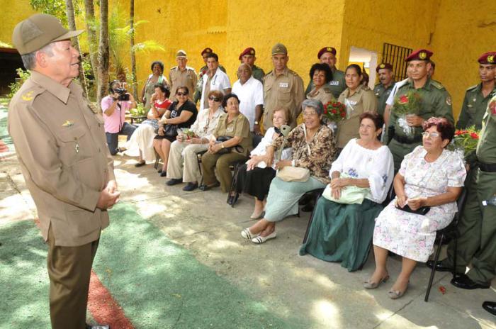Homenaje ofrecido en una de las unidades de las FAR a las compañeras que integraron el Pelotón de la Marianas, el cual fue presidido por el Héroe de la República de Cuba, General de División Ramón Pardo Guerra Jefe del Estado Mayor Nacional de la Defensa Civil, Combatiente del Ejército Rebelde y Teresa Amarelle Secretaria general de la FMC.
Pardo conversa con las Marianas en el campo de tiro.