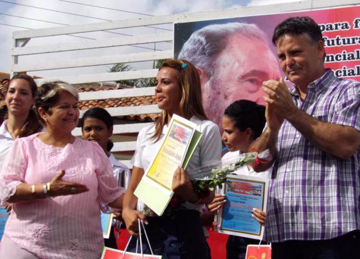 Amanda de la Caridad recibe emocionada el reconocimiento que la distingue como mejor graduada integral