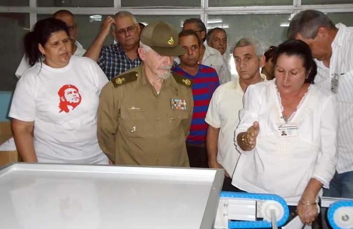 Ramiro Valdés se interesó por cada detalle del proceso productivo en la planta de módulos fotovoltaicos.