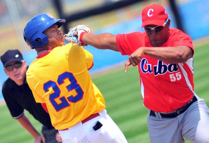 Beisbol Panamericano juego enttre los equipos de cuba vs colombia jugada en 1mera base alexander malleta out al jugador de colombia harold Ramirez