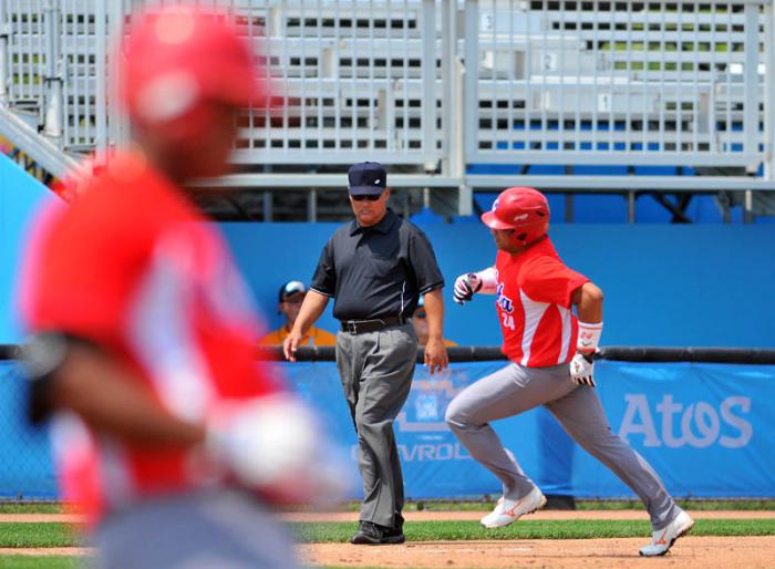Beisbol Panamericano juego enttre los equipos de cuba vs colombia cuba anota carrera