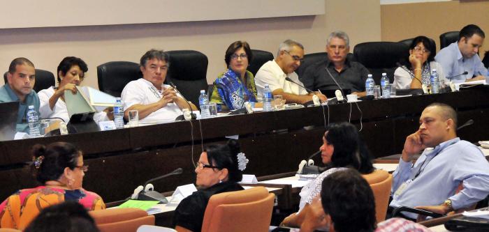 La comisión de Educación... sesionó de conjunto con la de Atención a la niñez, la juventud y los derechos de la mujer. Miguel Díaz-Canel asistió al debate.