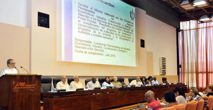 Comisiones de la Asamblea Nacional VIII legislatura. Atención a los Servicios. Asisten Ramiro Váldes Menéndez,Esteban Lazo Hernández, Salvador Vádes Mesa,Antonio Luzón Battle y Ulises Rosales del Toro entre otros dirigentes.