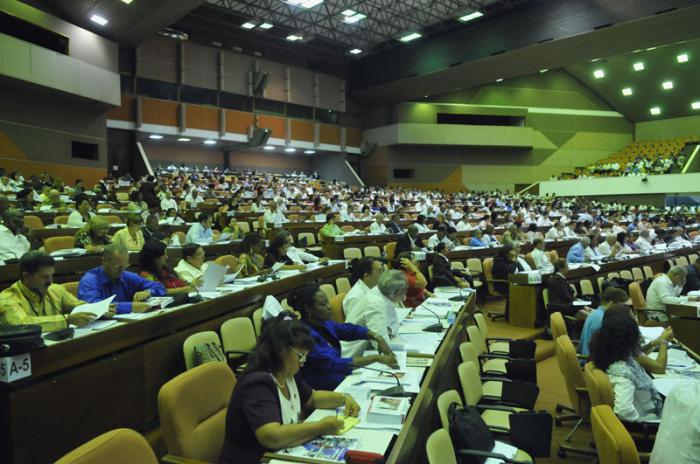 Los diputados debaten en plenario el informe sobre la liquidación del presupuesto del Estado en el 2014