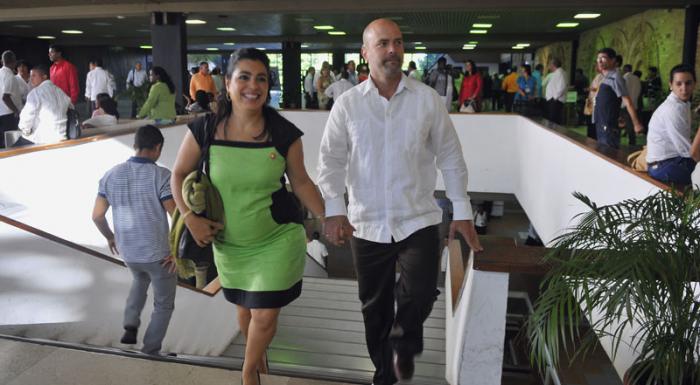 Gerardo Hernández, invitado a la sesión, junto a su esposa Adriana Pérez, diputada