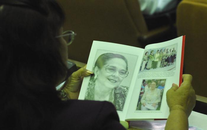 Varios diputados antes de comenzar la sesión adquirieron libros sobre la historia de Cuba