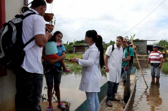 Médicos cubanos atienden afectados por inundaciones en Guasdualito, Venezuela