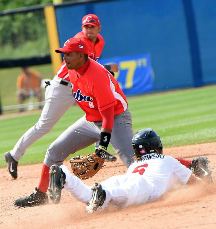 Beisbol-semi cuba vs eeuu  gana el equipo de los estados unidos quien deja al campo al equipocubano en el 9no ining