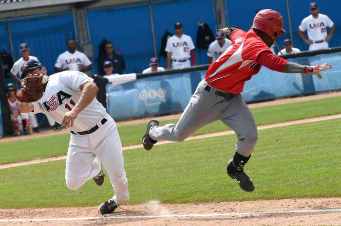 Beisbol-semi cuba vs eeuu  gana el equipo de los estados unidos quien deja al campo al equipocubano en el 9no ining