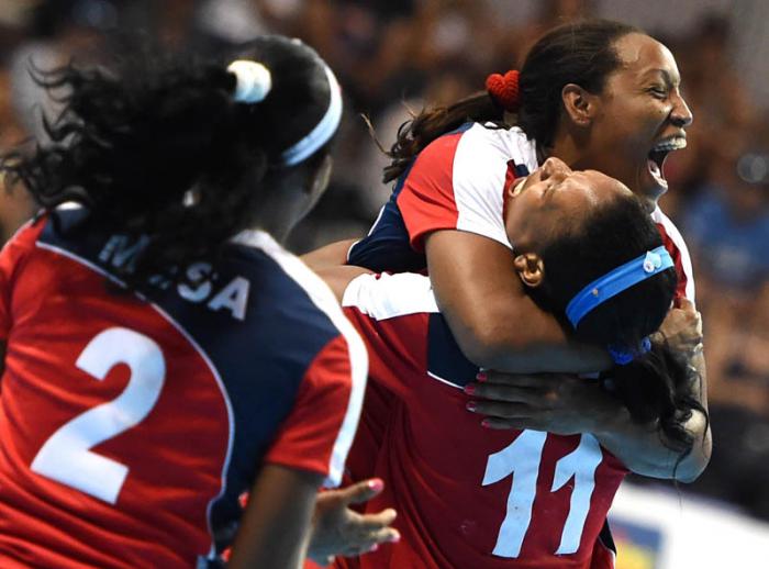 Balonmano Panamericano F cuba le gana a argentina 27 x 25 y lidera el grupo d