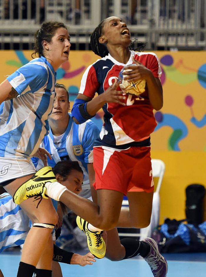 Balonmano Panamericano F cuba le gana a argentina 27 x 25 y lidera el grupo d