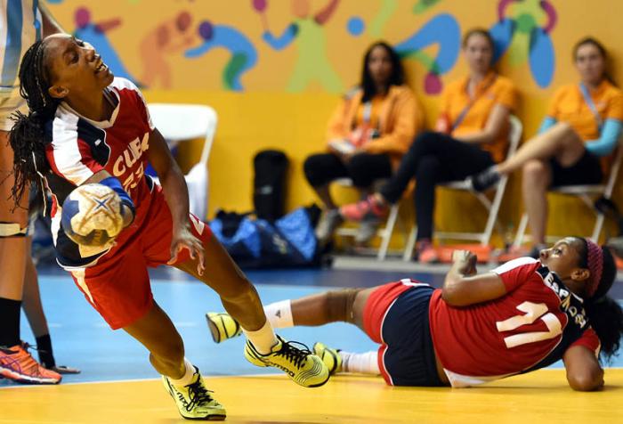Balonmano Panamericano F cuba le gana a argentina 27 x 25 y lidera el grupo d