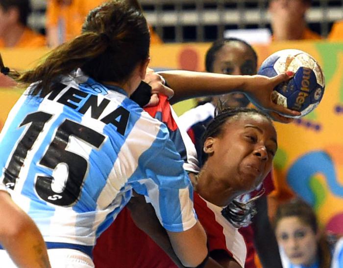 Balonmano Panamericano F cuba le gana a argentina 27 x 25 y lidera el grupo d