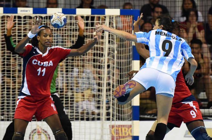 Balonmano Panamericano F cuba le gana a argentina 27 x 25 y lidera el grupo d