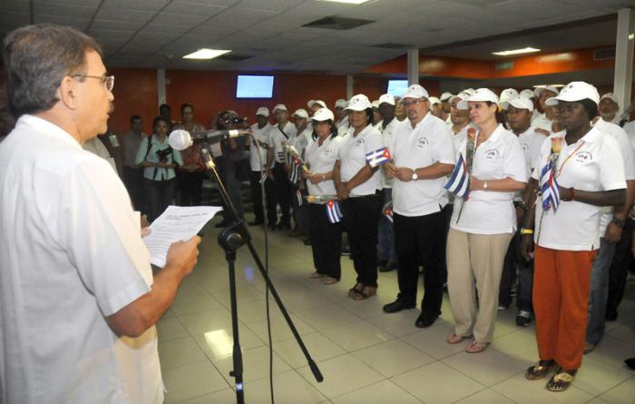 En la mañana de hoy domingo regreso a Cuba la Brigada médica Henry Reeve que se encontraba en Nepal atendiendo las víctimas del terremoto.
A la terminal aérea numero 5 asistió a darles la bienvenida el Ministro de Salud Publica Dr. Roberto Morales Ojeda así como otros funcionarios.
El Jefe de Relaciones Internacionales del MISAP Nestor Torres les habla a los brigadistas.