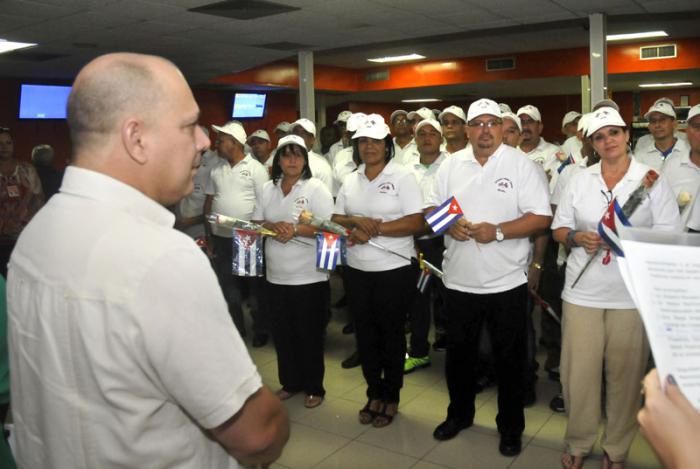 En la mañana de hoy domingo regreso a Cuba la Brigada médica Henry Reeve que se encontraba en Nepal atendiendo las víctimas del terremoto.
A la terminal aérea numero 5 asistió a darles la bienvenida el Ministro de Salud Publica Dr. Roberto Morales Ojeda así como otros funcionarios.
El Dr. Roberto Morales en el acto con los brigadistas.