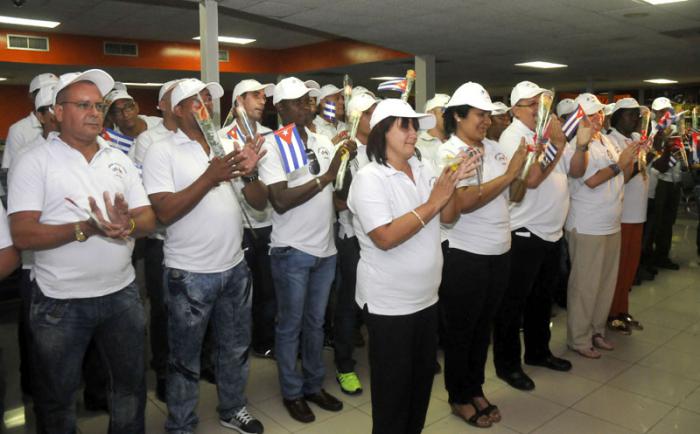 En la mañana de hoy domingo regreso a Cuba la Brigada médica Henry Reeve que se encontraba en Nepal atendiendo las víctimas del terremoto.
A la terminal aérea numero 5 asistió a darles la bienvenida el Ministro de Salud Publica Dr. Roberto Morales Ojeda así como otros funcionarios.