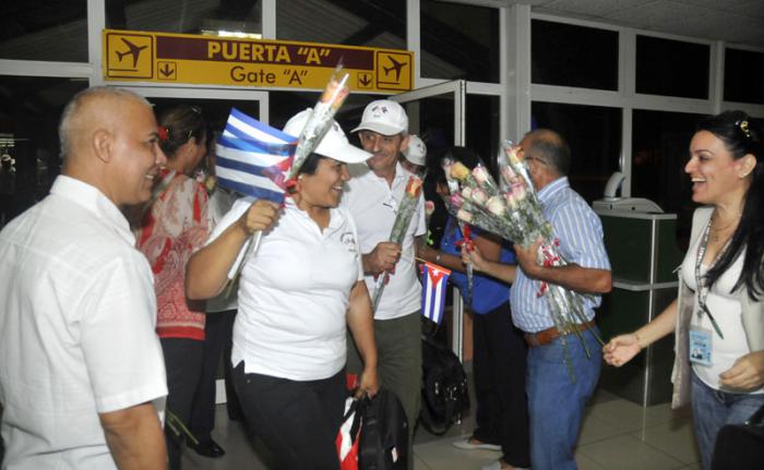 En la mañana de hoy domingo regreso a Cuba la Brigada médica Henry Reeve que se encontraba en Nepal atendiendo las víctimas del terremoto.
A la terminal aérea numero 5 asistió a darles la bienvenida el Ministro de Salud Publica Dr. Roberto Morales Ojeda así como otros funcionarios.
Alegre resivimiento.