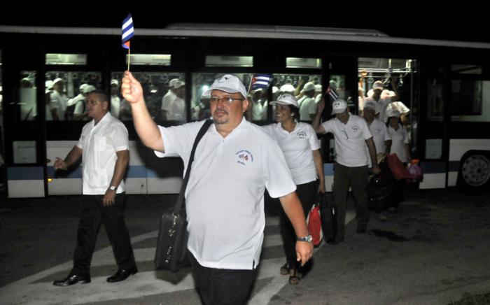 En la mañana de hoy domingo regreso a Cuba la Brigada médica Henry Reeve que se encontraba en Nepal atendiendo las víctimas del terremoto.
A la terminal aérea numero 5 asistió a darles la bienvenida el Ministro de Salud Publica Dr. Roberto Morales Ojeda así como otros funcionarios.