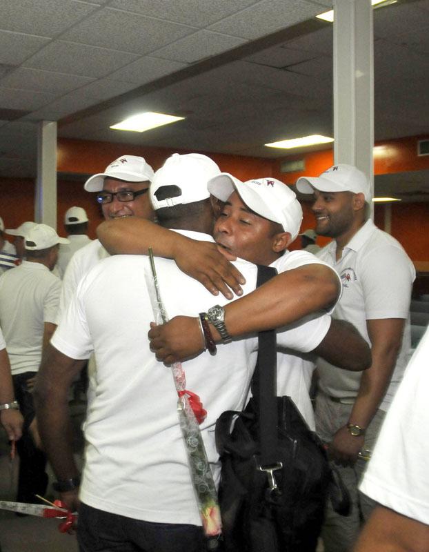 En la mañana de hoy domingo regreso a Cuba la Brigada médica Henry Reeve que se encontraba en Nepal atendiendo las víctimas del terremoto.
A la terminal aérea numero 5 asistió a darles la bienvenida el Ministro de Salud Publica Dr. Roberto Morales Ojeda así como otros funcionarios.