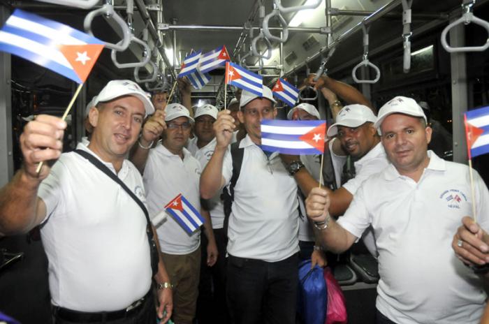 En la mañana de hoy domingo regreso a Cuba la Brigada médica Henry Reeve que se encontraba en Nepal atendiendo las víctimas del terremoto.
A la terminal aérea numero 5 asistió a darles la bienvenida el Ministro de Salud Publica Dr. Roberto Morales Ojeda así como otros funcionarios.