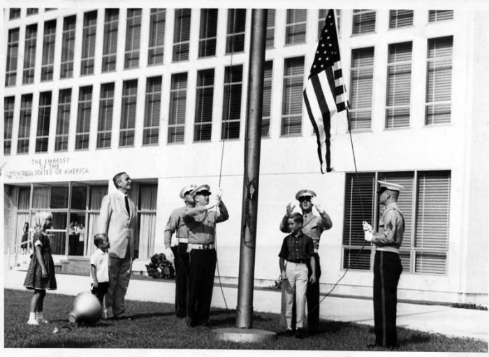 Instantes en que es izada la bandera de Estados Unidos con 49 estrellas (49 Alaska) con la presencia del embajador Philip W. Bonsal.
Foto: 6 de agosto de 1959.