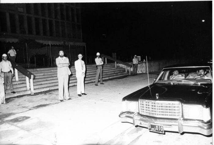 Wayne Smith (con barba) Jefe de las Oficina de Intereses de Estados Unidos (SINA) en La Habana.
Foto: Joprge Valientel,3 de mayo de 1980.