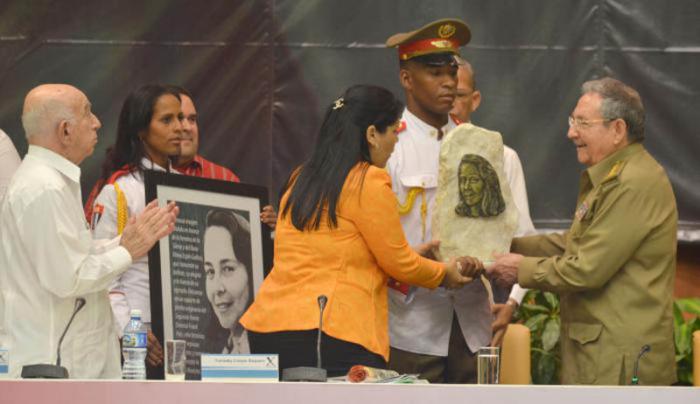 Clausura del X Congreso de la UJC. Presiden el acto de clausura, Gral. Raúl Castro Ruz, presidente de los Consejos de Estado y de Ministros y primer secretario del CCPCC, José Ramón Machado Ventura, segundo secretario del Comité Central del Partido Comunista, Yuniasky Crespo Baquero, primera secretaria de la UJC. Recibe Raúl obsequio en nombre de los jóvenes cubanos.