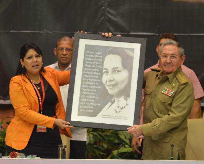 Clausura del X Congreso de la UJC. Presiden el acto de clausura, Gral. Raúl Castro Ruz, presidente de los Consejos de Estado y de Ministros y primer secretario del CCPCC, José Ramón Machado Ventura, segundo secretario del Comité Central del Partido Comunista, Yuniasky Crespo Baquero, primera secretaria de la UJC. Recibe Raúl obsequio en nombre de los jóvenes cubanos.