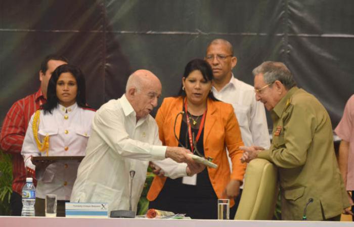 Clausura del X Congreso de la UJC. Presiden el acto de clausura, Gral. Raúl Castro Ruz, presidente de los Consejos de Estado y de Ministros y primer secretario del CCPCC, José Ramón Machado Ventura, segundo secretario del Comité Central del Partido Comunista, Yuniasky Crespo Baquero, primera secretaria de la UJC.