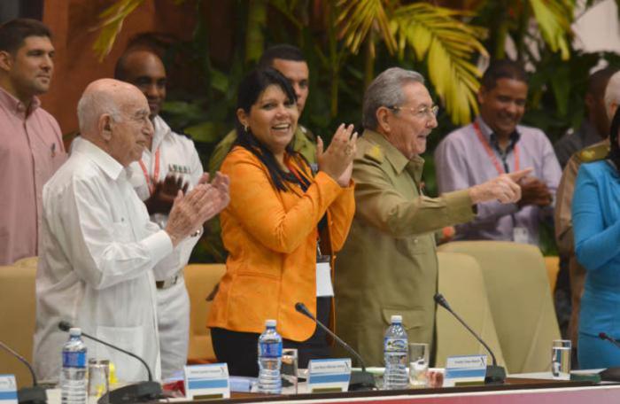 Clausura del X Congreso de la UJC. Presiden el acto de clausura, Gral. Raúl Castro Ruz, presidente de los Consejos de Estado y de Ministros y primer secretario del CCPCC, José Ramón Machado Ventura, segundo secretario del Comité Central del Partido Comunista, Yuniasky Crespo Baquero, primera secretaria de la UJC. Raúl se dirige a los jóvenes delegados.