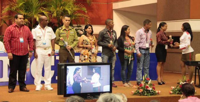 Clausura del X Congreso de la UJC. Fueron condecorados jóvenes destacados de la UJC.