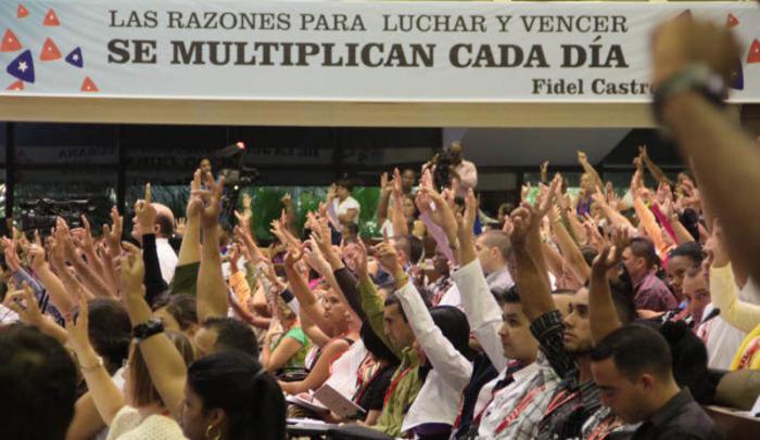 Clausura del X Congreso de la UJC. Jóvenes delegados aprueban los acuerdos de las distintas comisiones de trabajo.