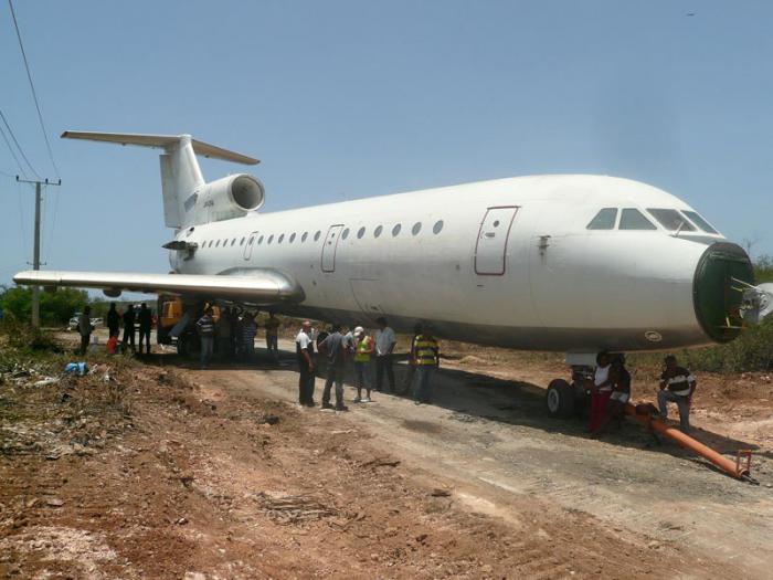 Trasladado desde el aeropuerto mediante una compleja operación el Yak-42 se sumará a las atracciones del Parque de los Sueños.