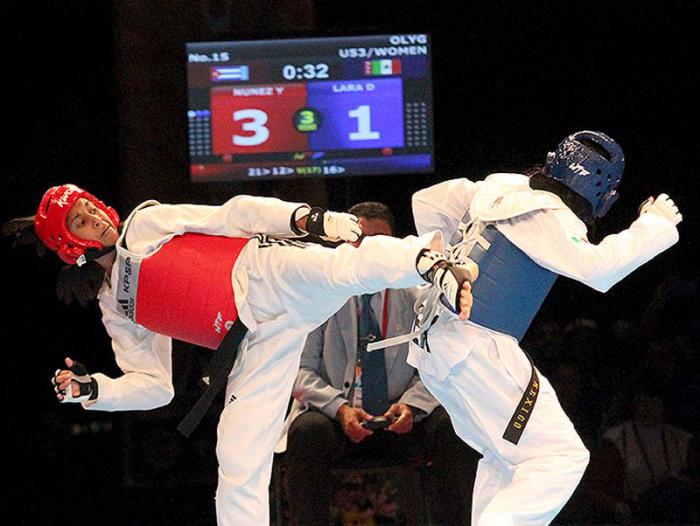 La taekwondoca cubana Yamicel Núñez (rojo) compite en los Juegos Centroamericanos y del Caribe de Veracruz, México. 