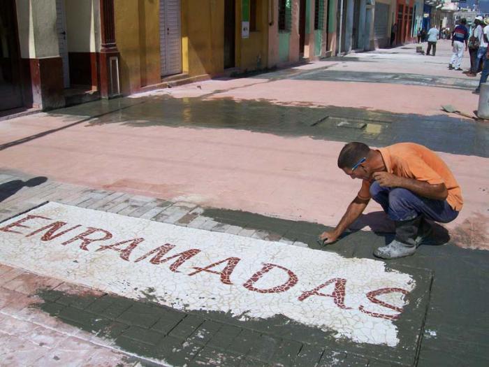 El cambio de pavimentación es la propuesta de mayor impacto en Calle Enramadas. (Fotos de Eduardo Palomares y Germán Veloz.