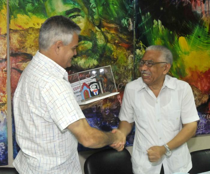 Hoy fue entregado el Premio del Barrio de los CDR al Museo de los CDR 28 Septiembre por el Vicecoordinador Nacional de los CDR Orestes Yanes el cual fue recibido por Pedro Pablo Perez Díaz.
