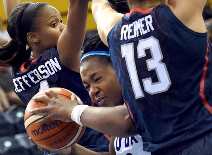 La garra y entrega del baloncesto, digna de imitar por otros deportes colectivos. Foto: Ricardo López Hevia, enviado especial