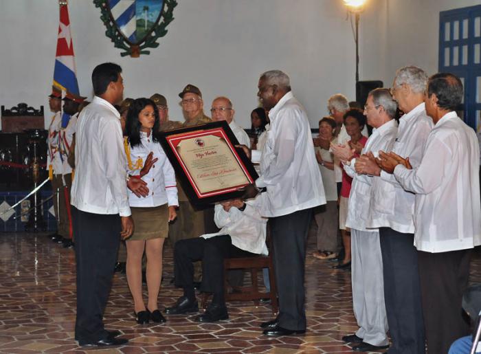 Entrega del escudo de la Ciudad a primeros Secretarios del PCC en Santiago de Cuba