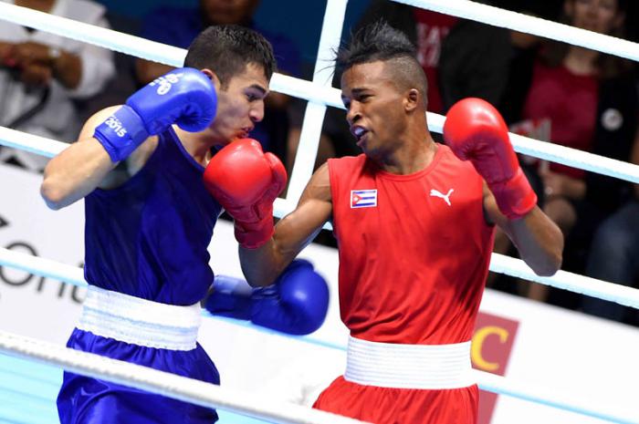 El cubano Lázaro Álvarez, vencedor ante el mexicano Lindolfo Delgado , en la final  de la división de los  60 kilogramos del boxeo.