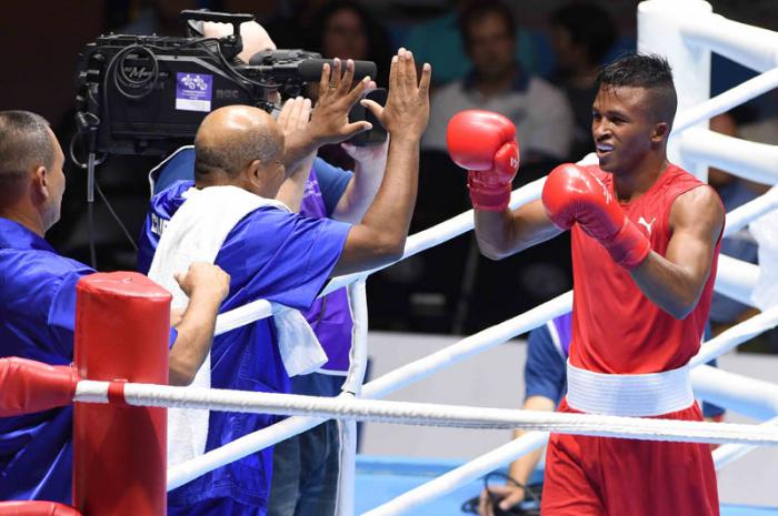 El cubano Lázaro Álvarez, vencedor ante el mexicano Lindolfo Delgado, en la final  de la división de los  60 kilogramos del boxeo.