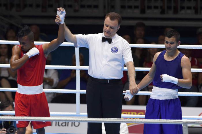 El cubano Lázaro Álvarez, vencedor ante el mexicano Lindolfo Delgado, en la final  de la división de los  60 kilogramos del boxeo.