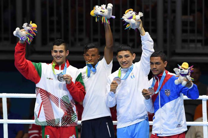 El cubano Lázaro Álvarez, vencedor ante el mexicano Lindolfo Delgado, en la final  de la división de los  60 kilogramos del boxeo.
